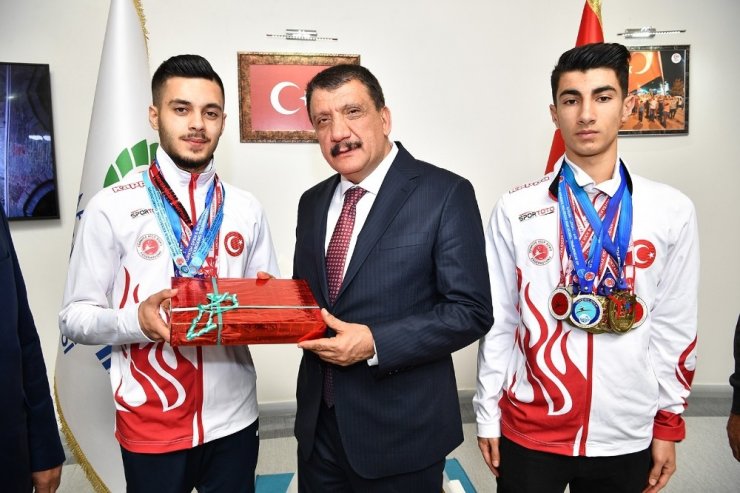 Başkan Gürkan, dünya üçüncüsü olan milli sporcuyu tebrik etti