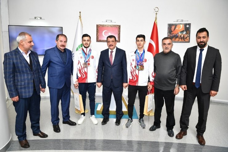 Başkan Gürkan, dünya üçüncüsü olan milli sporcuyu tebrik etti