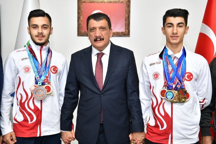 Başkan Gürkan, dünya üçüncüsü olan milli sporcuyu tebrik etti