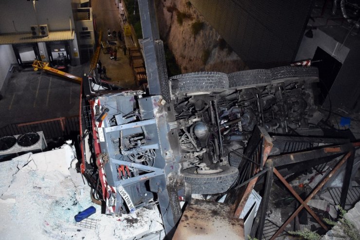 Bodrum’da yılbaşı süslemesi yapan vinç devrildi: 1 ölü, 3 yaralı