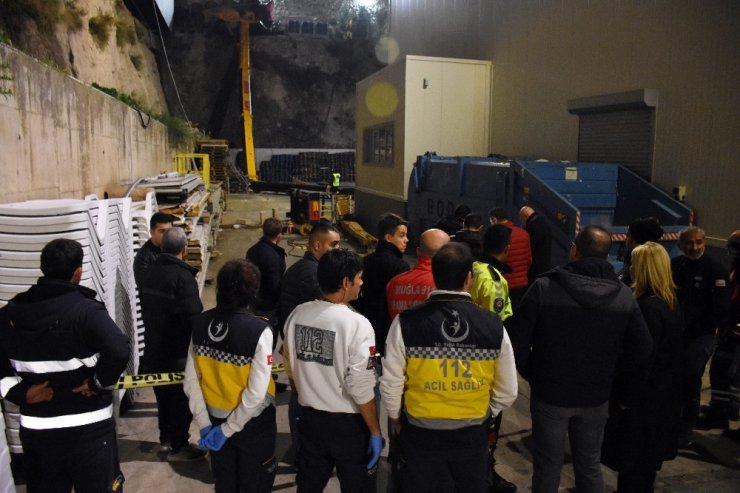 Bodrum’da yılbaşı süslemesi yapan vinç devrildi: 1 ölü, 3 yaralı