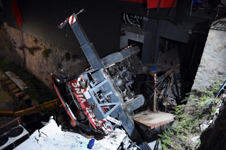 Bodrum’da yılbaşı süslemesi yapan vinç devrildi: 1 ölü, 3 yaralı
