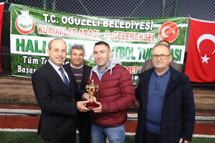 Oğuzeli’nde geleneksel halı saha turnuvası sona erdi