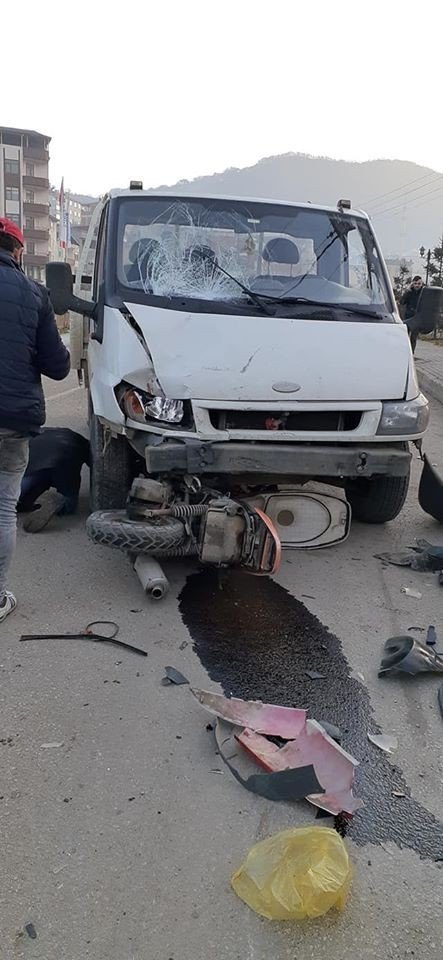 Kamyonetin altına giren motosikletten yaralı kurtuldu