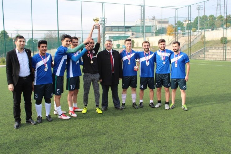 SAÜ’de, futbol turnuvası düzenlendi