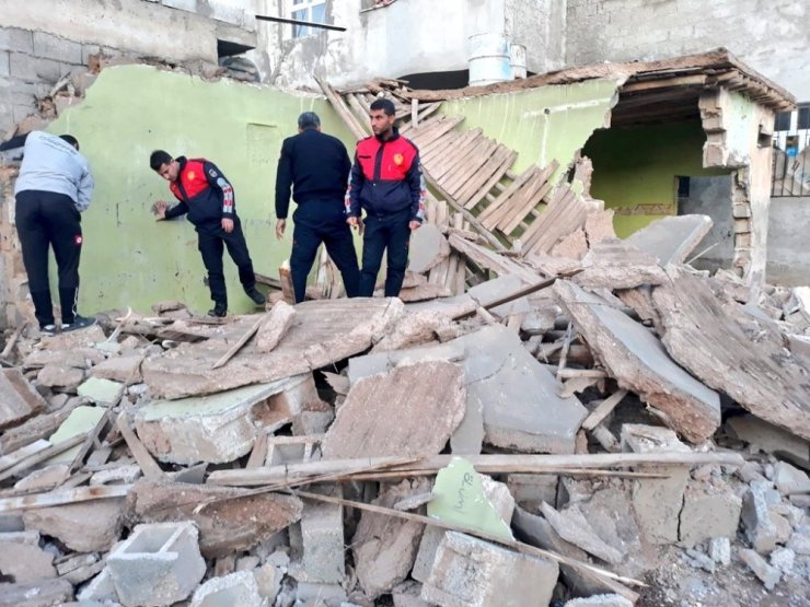 Şanlıurfa’da ev çöktü, bir çocuk yaralandı