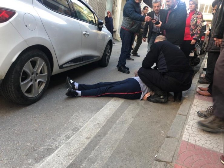 Sinop’ta otomobilin yayaya çarpma anı kamerada