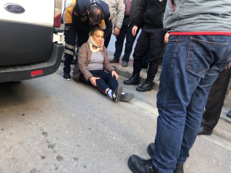 Sinop’ta otomobilin yayaya çarpma anı kamerada