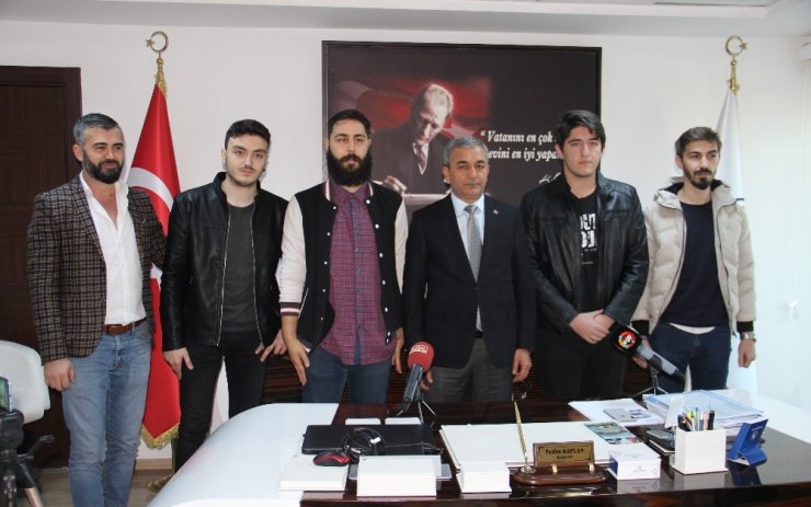 Başkan Kaplan, sanal alemdeki başarılı ekibe gerçek alemde tebrik etti