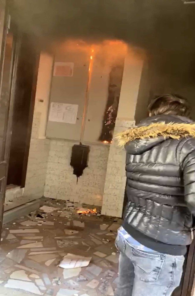 Suadiye’de apartmanda yangın paniği