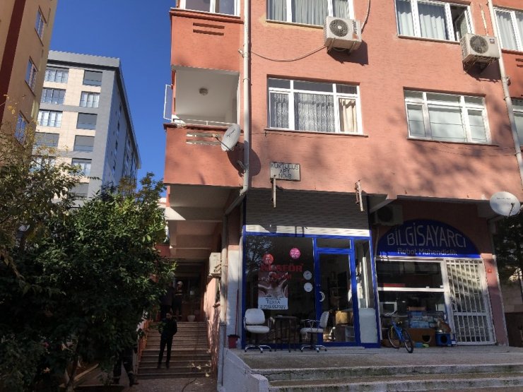Suadiye’de apartmanda yangın paniği