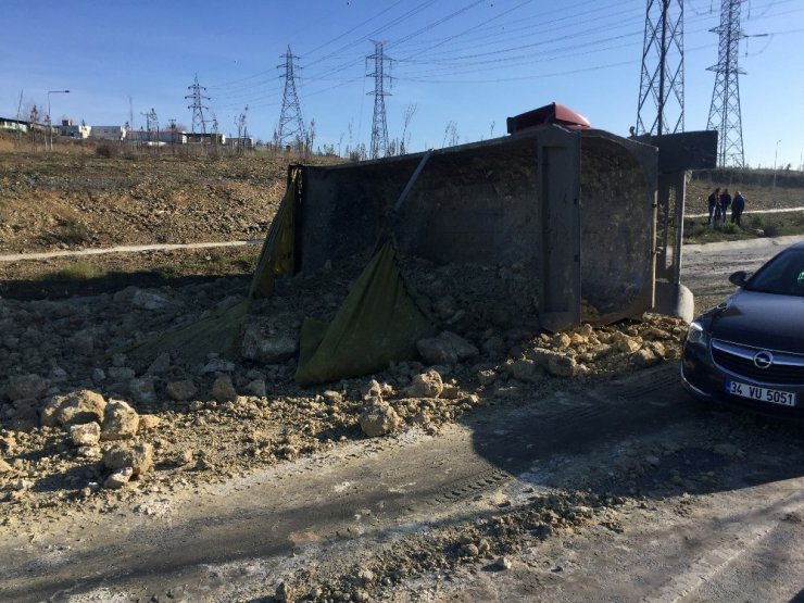 Habibler-Arnavutköy yolunda devrilen tır trafiği kilitledi