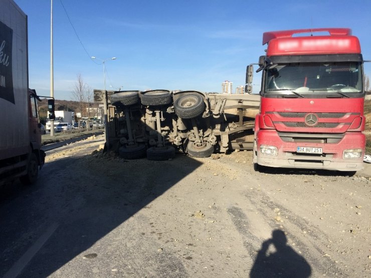 Habibler-Arnavutköy yolunda devrilen tır trafiği kilitledi