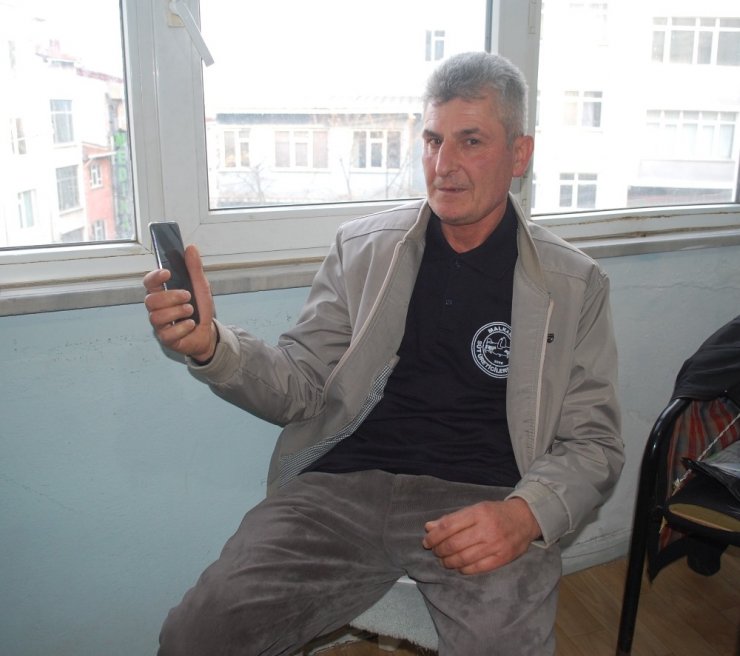 Yolda bulduğu telefonu sahibine verdi