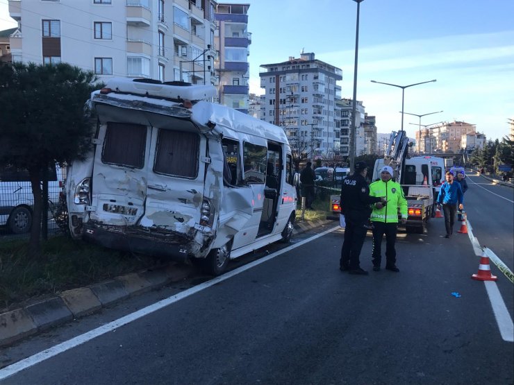 Trabzon'da yolcu minibüsü ile tır çarpıştı