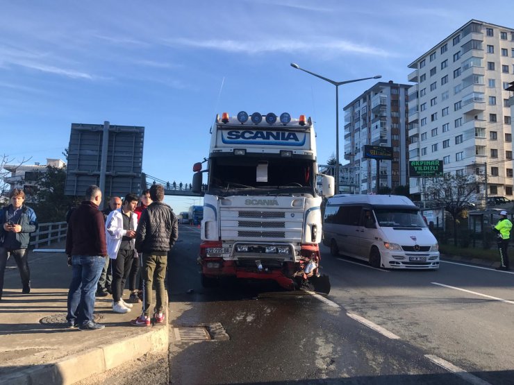 Trabzon'da yolcu minibüsü ile tır çarpıştı