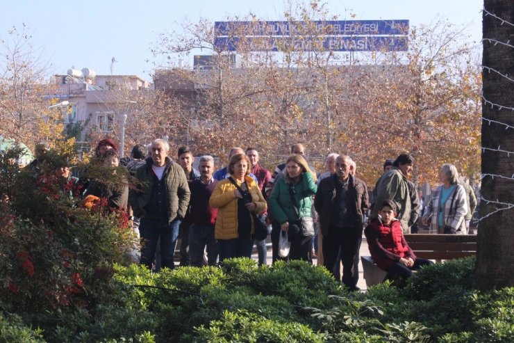 CHP’li yöneticilerden Urla Belediyesi önünde açıklama