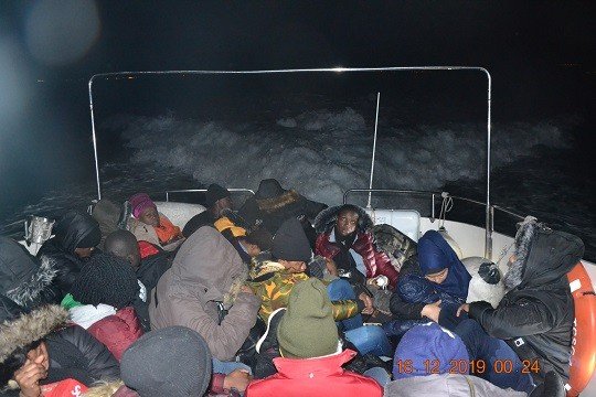 Ayvalık’ta 45 göçmen Sahil Güvenlik ekiplerince yakalandı