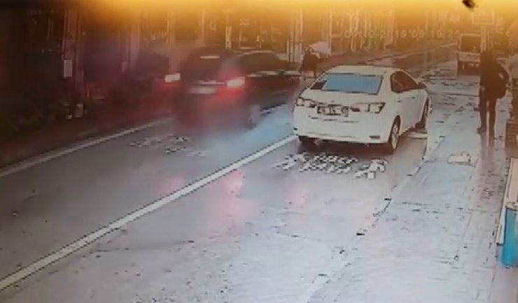 O anlar kamerada...Yaya geçidinde çarptığı kadını metrelerce öteye fırlattı