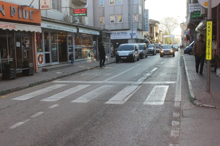 O anlar kamerada...Yaya geçidinde çarptığı kadını metrelerce öteye fırlattı