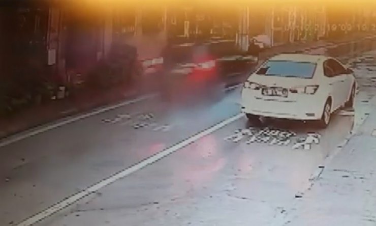 O anlar kamerada...Yaya geçidinde çarptığı kadını metrelerce öteye fırlattı