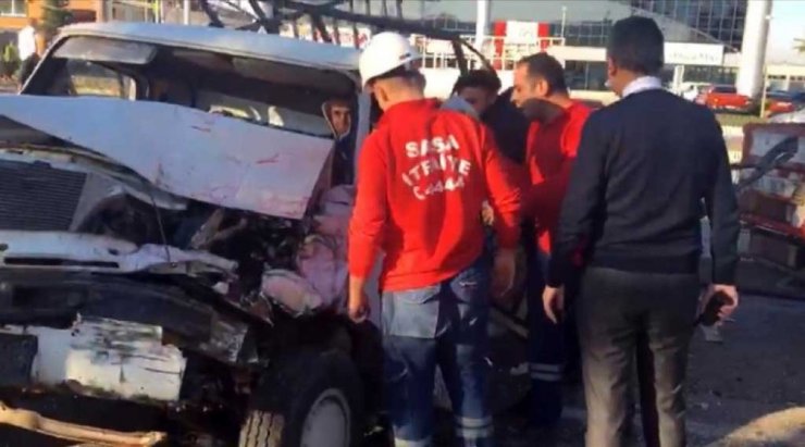 Vinç kırmızı ışıkta 8 araca çarptı: 5 yaralı