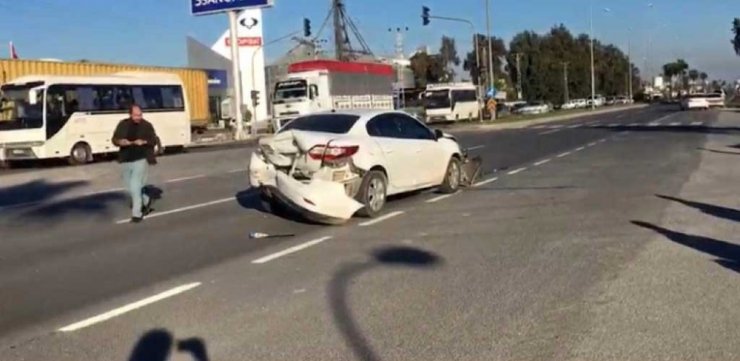 Vinç kırmızı ışıkta 8 araca çarptı: 5 yaralı