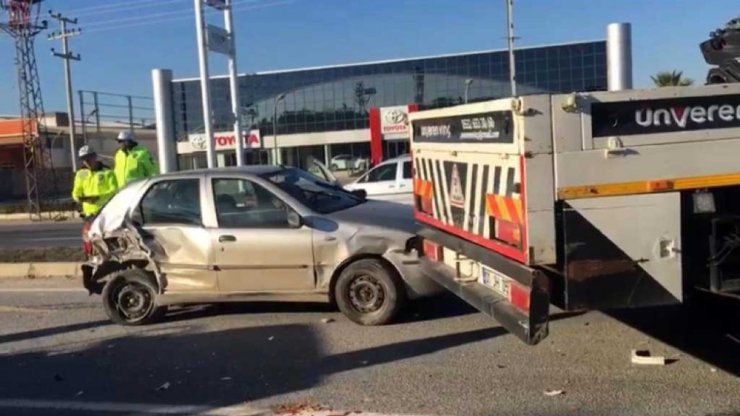 Vinç kırmızı ışıkta 8 araca çarptı: 5 yaralı