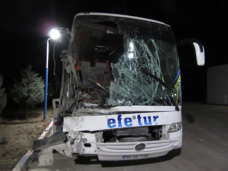 Afyonkarahisar'da yolcu otobüsü ile kamyon çarpıştı: 10 yaralı
