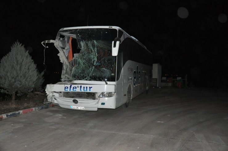 Dinar ilçesi yakınlarında otobüs kamyona arkadan çarptı: 10 yaralı