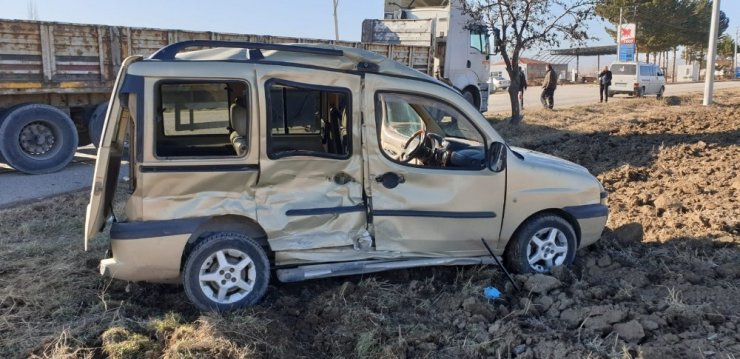 Şuhut’ta otomobil ile kamyon çarpıştı: 1 yaralı