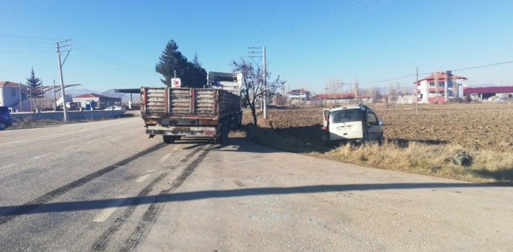 Şuhut’ta otomobil ile kamyon çarpıştı: 1 yaralı