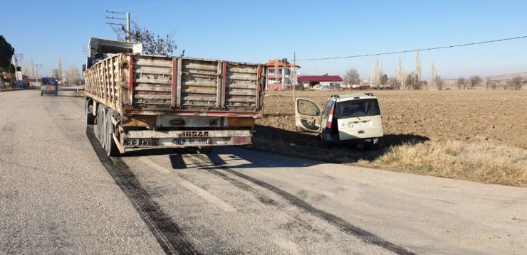 Şuhut’ta otomobil ile kamyon çarpıştı: 1 yaralı