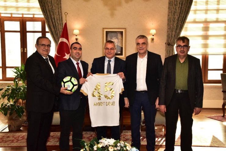 Akhisarspor yeni yönetiminden Vali Deniz’e ziyaret