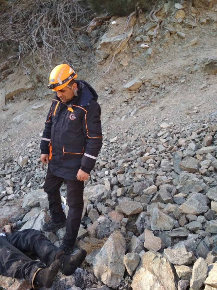 Kayalıklardan düşen çoban hayatını kaybetti
