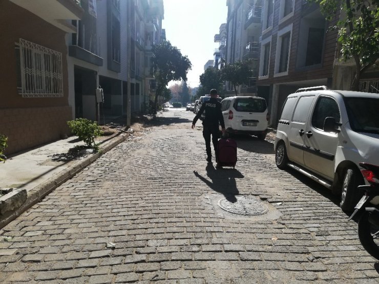 Şüpheli valizden kıyafet çıktı
