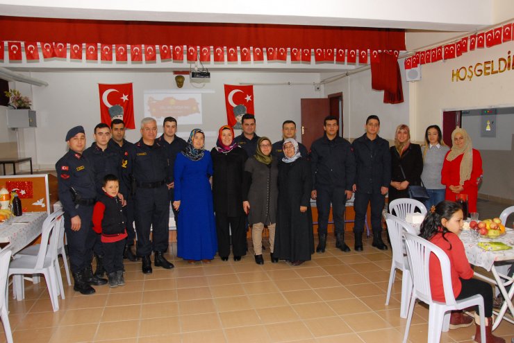 Bahşılı'da askerler ile öğrenciler bir araya geldi