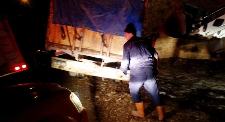 Duvara çarpan kamyonda sıkışan 2 kişi yaralandı