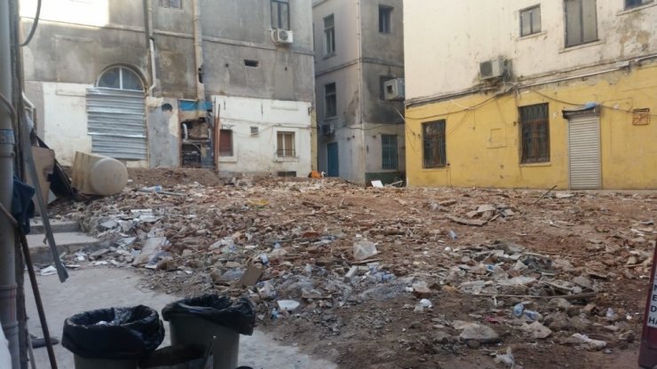 Beyoğlu’nda tarihi bina tamamen yıkıldı