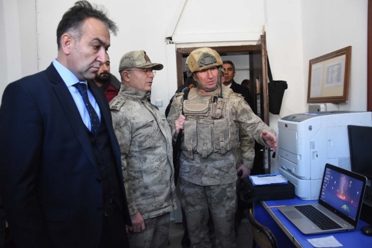 Jandarma birlikleri terörist avında