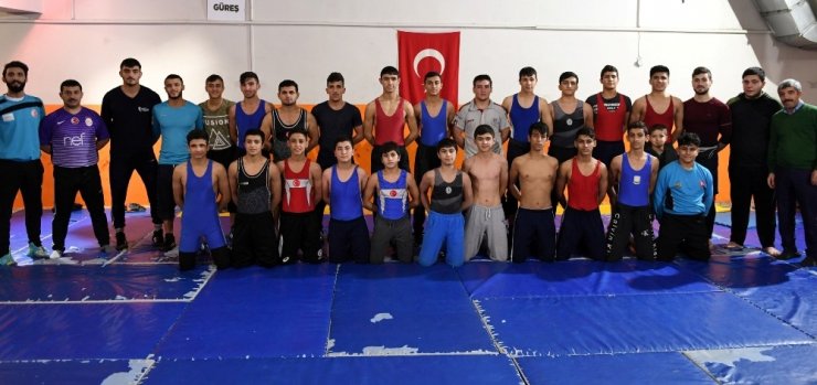 Büyükşehir güreş takımı işi sıkı tutuyor