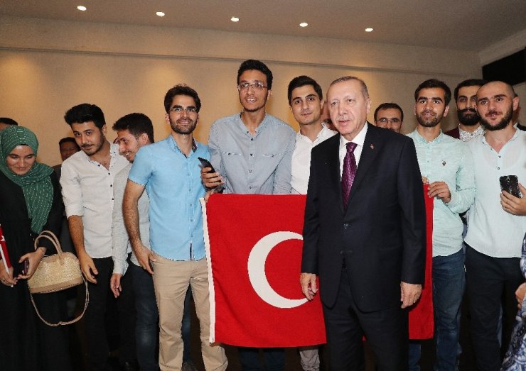 Cumhurbaşkanı Erdoğan’a Malezya’da coşkulu karşılama