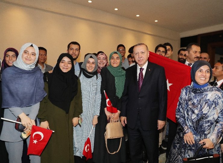 Cumhurbaşkanı Erdoğan’a Malezya’da coşkulu karşılama