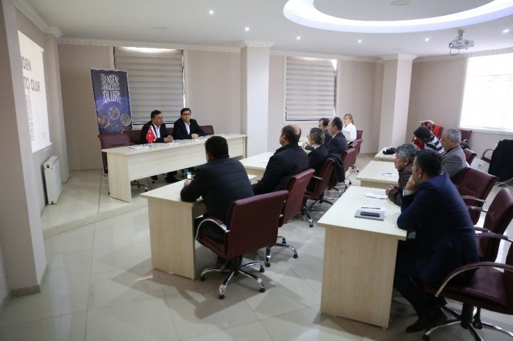 DENİB, Çal’da girişimcilere ihracat yapmanın yollarını anlattı