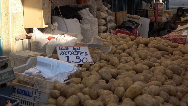Soğuk havalar Denizli’de pazar tezgahlarını olumsuz etkiledi
