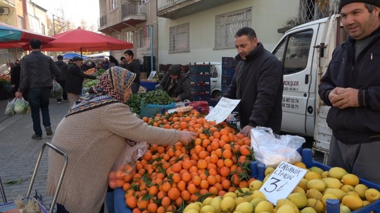 Soğuk havalar Denizli’de pazar tezgahlarını olumsuz etkiledi