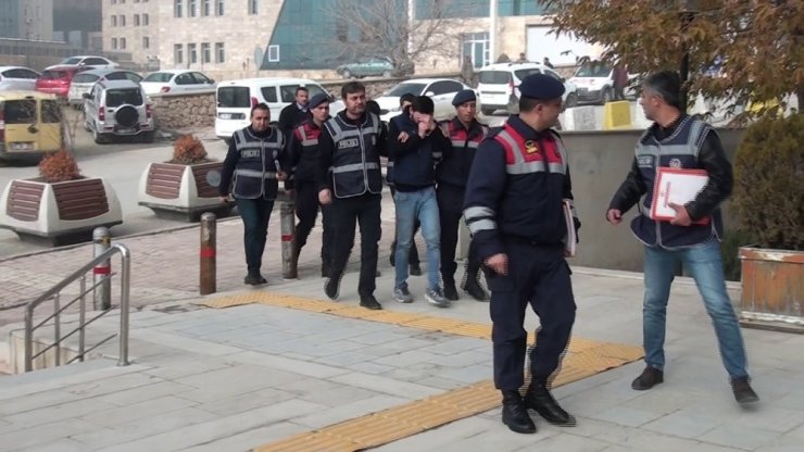 Çalıntı otomobil ile mazot çalan 2 şüpheli yakalandı