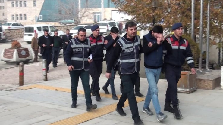 Çalıntı otomobil ile mazot çalan 2 şüpheli yakalandı