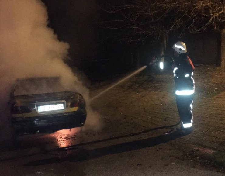 Elazığ’da otomobil alev alev yandı