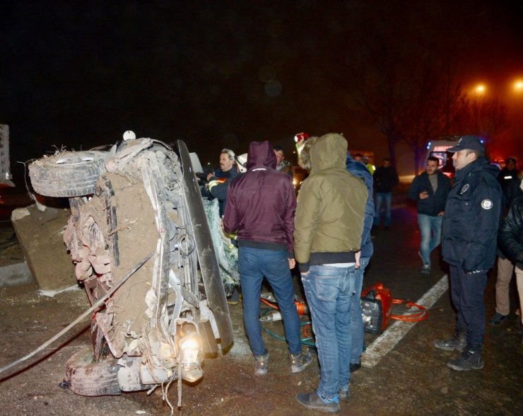 Eskişehir’de otomobil aydınlatma direğine çarptı: 1 ölü